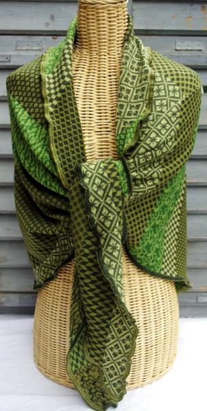 Invero Dreiecktuch Joy Kräuter um die Schultern gelegt und geknotet auf Kleiderpuppe